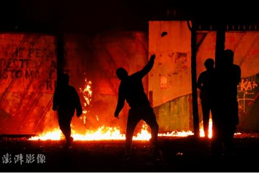 升级！英国骚乱第6天：示威者互掷燃烧瓶