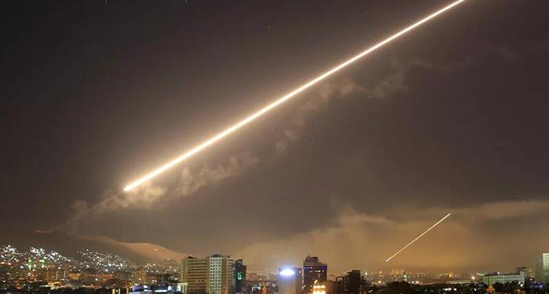 以色列深夜空袭 叙防空部队反击摧毁部分导弹