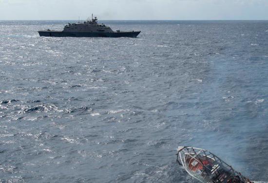 美军濒海舰击沉一艘不明船只 却被批摆拍作秀