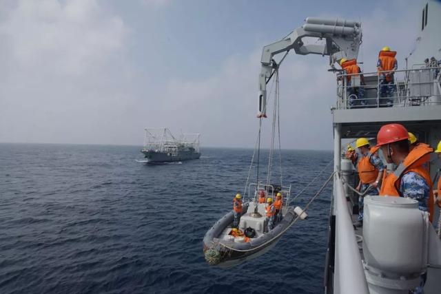 千里驰援！中国海军第33批护航编队救治中国籍重伤船员