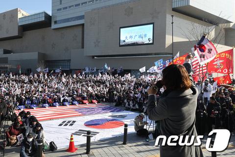 韩国上万民众集会示威：举朴槿惠父女照片 星条旗铺一地