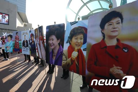 韩国上万民众集会示威：举朴槿惠父女照片 星条旗铺一地