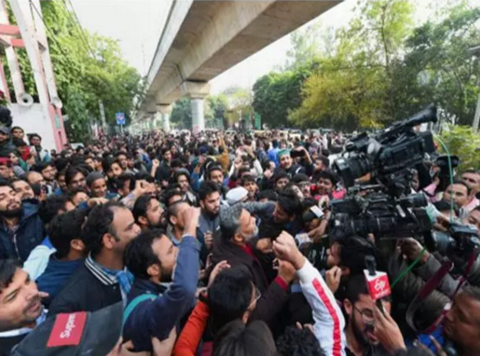 骚乱升级，印度警方攻入大学