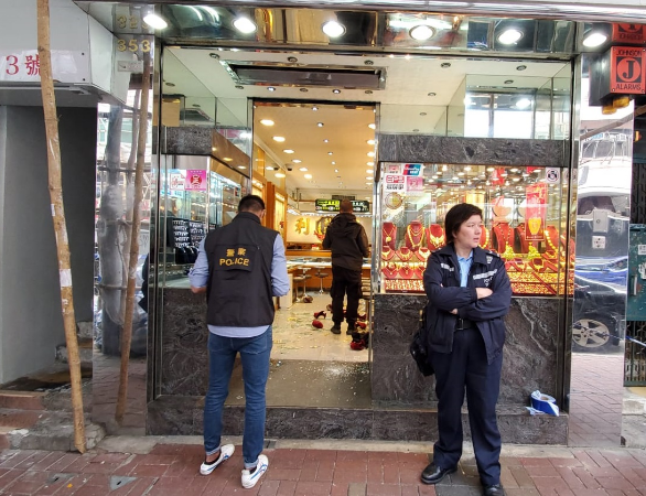 黑衣人持牛肉刀打劫香港肯德基店 抢走近4万现金