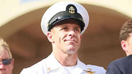 美国内讧！特朗普特赦虐俘战犯致海军部长辞职！