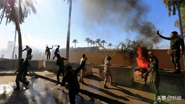 美国驻巴格达大使馆沦陷！大使仓皇出逃，示威者纵火焚烧馆区设施