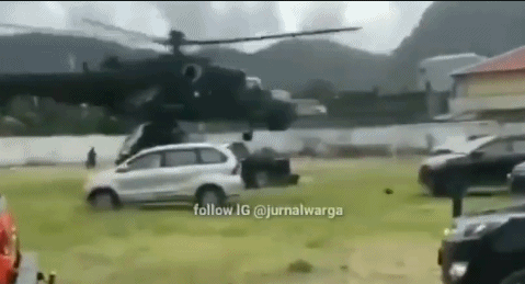 印尼米35直升机失控撞地 还差点把汽车带上天
