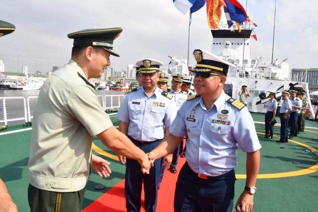 维护南海！中国海警舰首访菲律宾，送去大量物资，中菲迈出新步伐