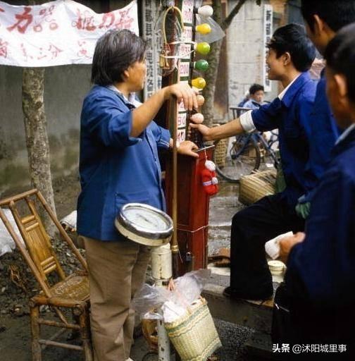 1983年中国珍贵历史老照片，矜持的男女关系，拉风的警察叔叔
