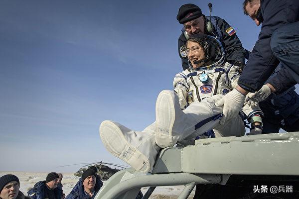女子太空飞行纪录被打破，美国拿第一！女英雄回归地球后纵情欢笑