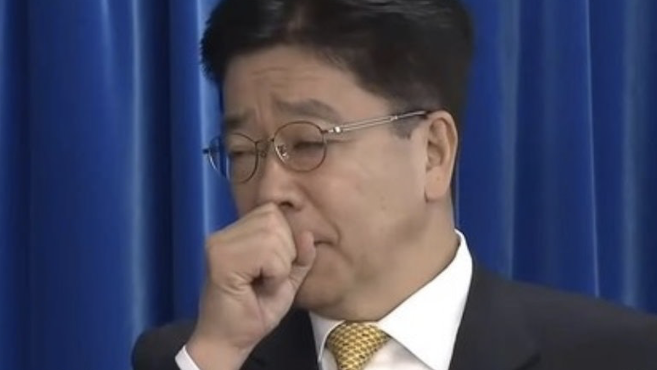 日本厚劳大臣“最坏示范” 发布会现场竟不戴口罩干咳