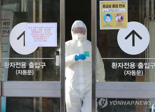 韩国疫情严重：军队多人感染，新增病例再破百