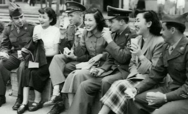 美军在战后日本过得怎么样？看看日本女人的媚笑就懂