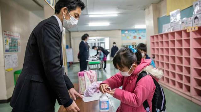 尽管日本政府要求全国暂时停课，一些地区仍计划提前开学