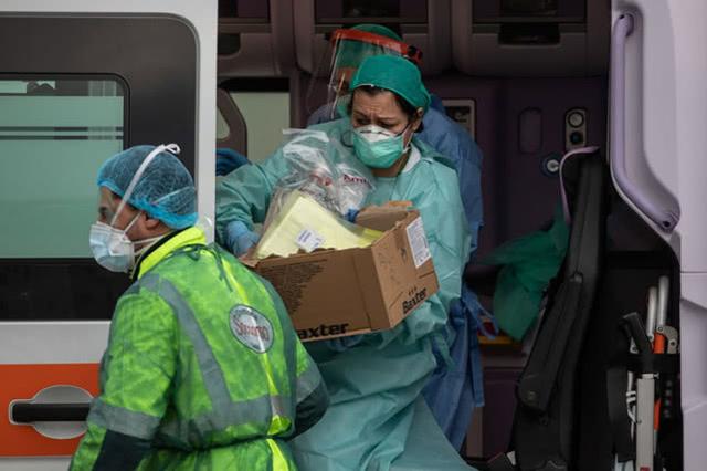 一次性隔离服用尽，绝望的欧洲医生套上垃圾袋来保护自己