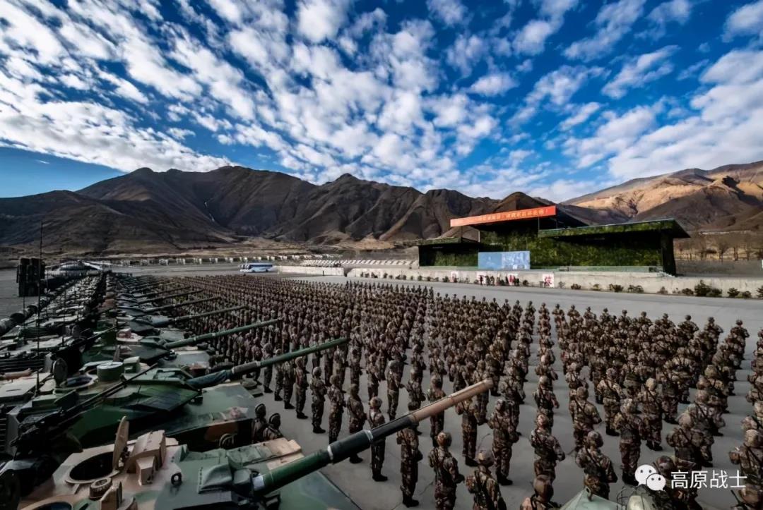 解放军西藏军区新年首训：“猛士”三代开路 新型“高精狙”亮相