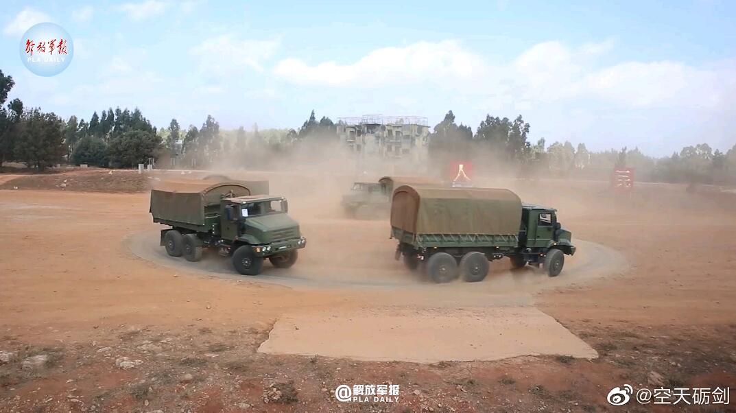 组图：解放军新型军用卡车 采用模块化设计可快速装卸