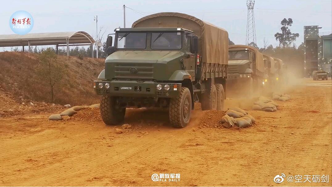 组图：解放军新型军用卡车 采用模块化设计可快速装卸