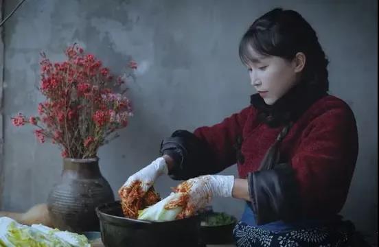 李子柒做个泡菜，被几万韩国网友围攻：他们在急什么？