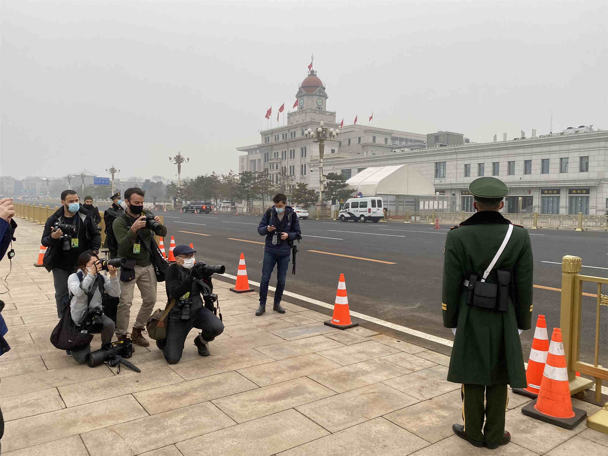 新华社记者：西媒一张499美元的中国警察照片 就是这么来的