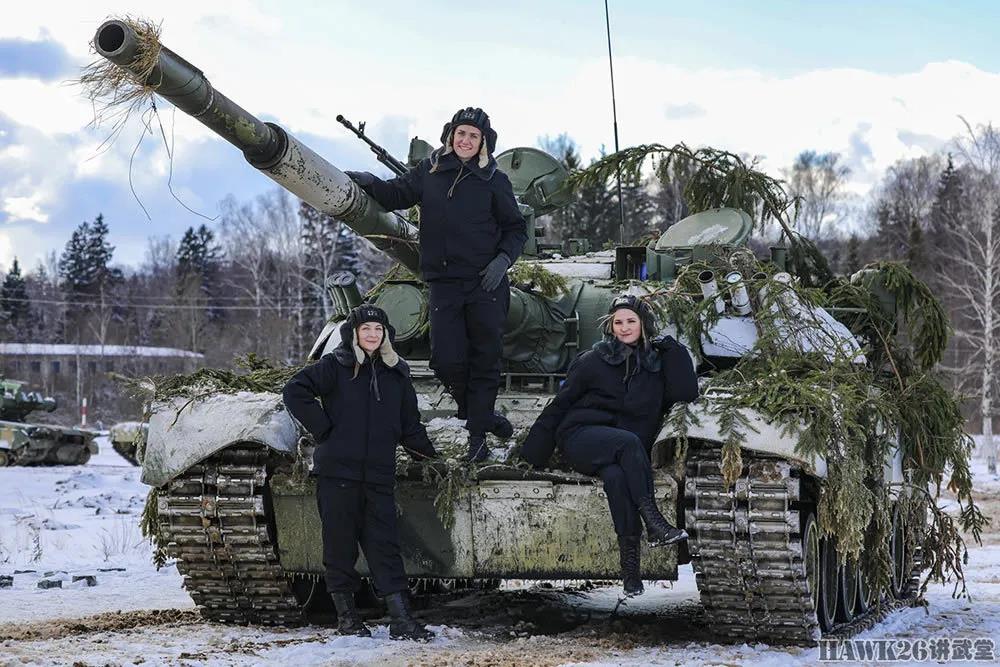 俄军女坦克兵驾驶T-80U庆祝妇女节 真正的精锐 很有精神！