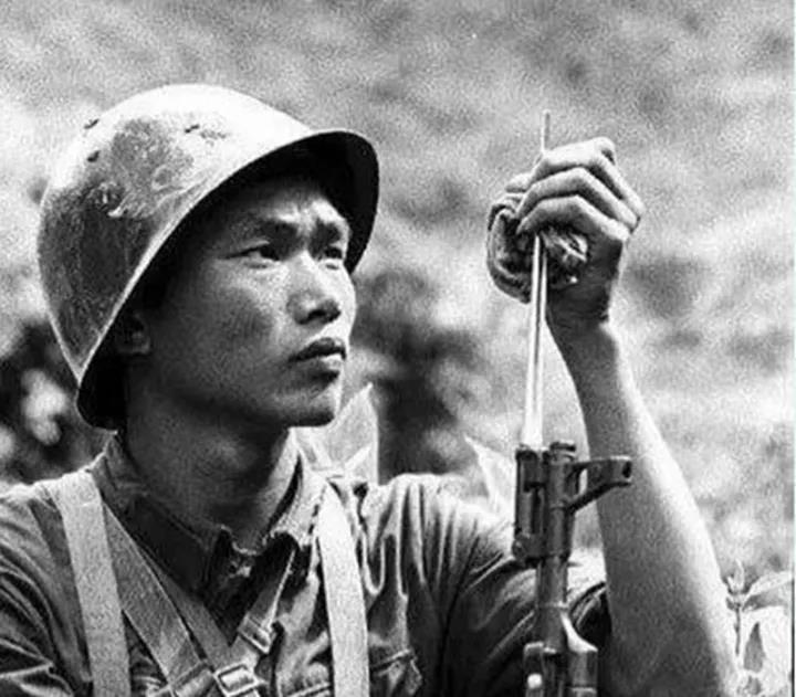 1962年中国打印 解放军手里的56式冲锋枪为什么都不装刺刀？