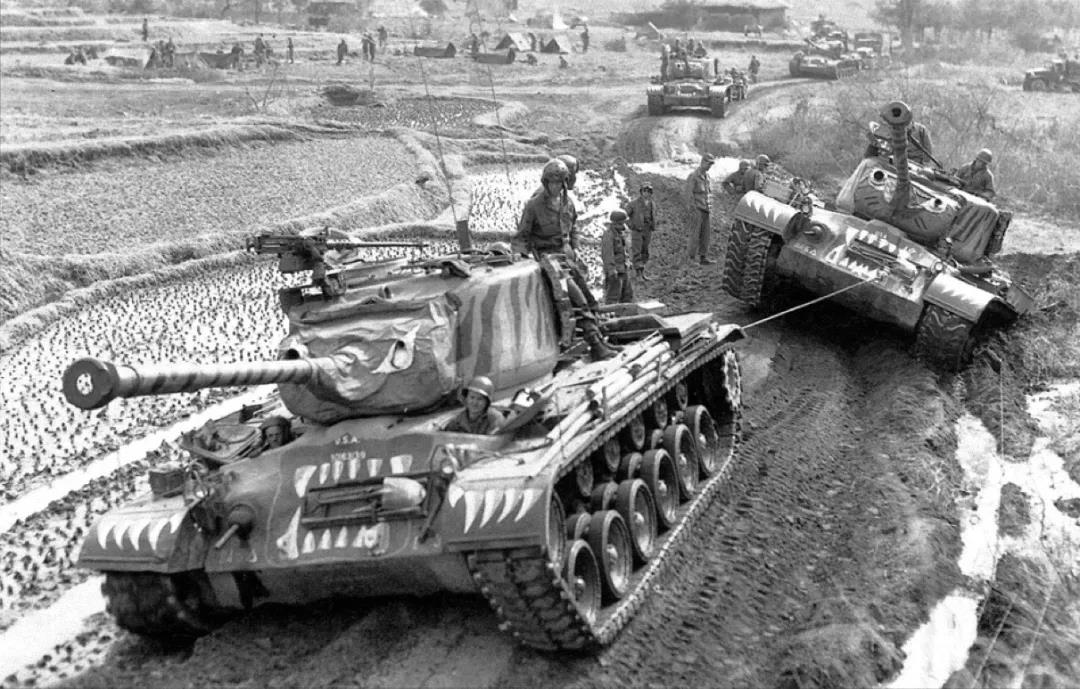 血肉之躯对抗坦克：志愿军战士一把将爆破筒塞进美军坦克