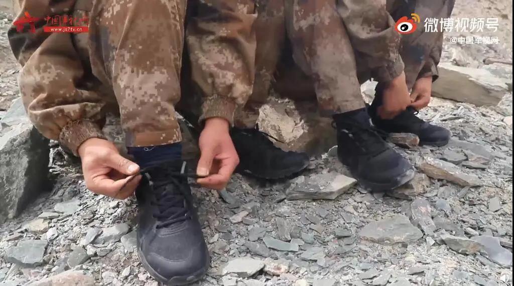 解放军新式体能训练鞋配发高原边防部队 官兵3000米体能测试快了20秒！