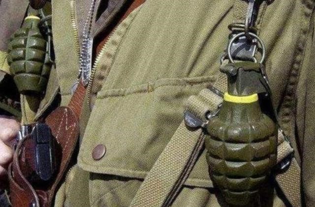 士兵身上挂着手榴弹，被子弹击中后会爆炸吗？专家：比中彩票还难